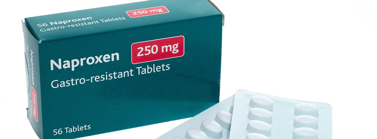 Dolor de menstruación: caja de naproxeno y tabletas