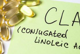 omega 6: ácido linoleico conjugado (CLA) en cápsulas de fondo blanco
