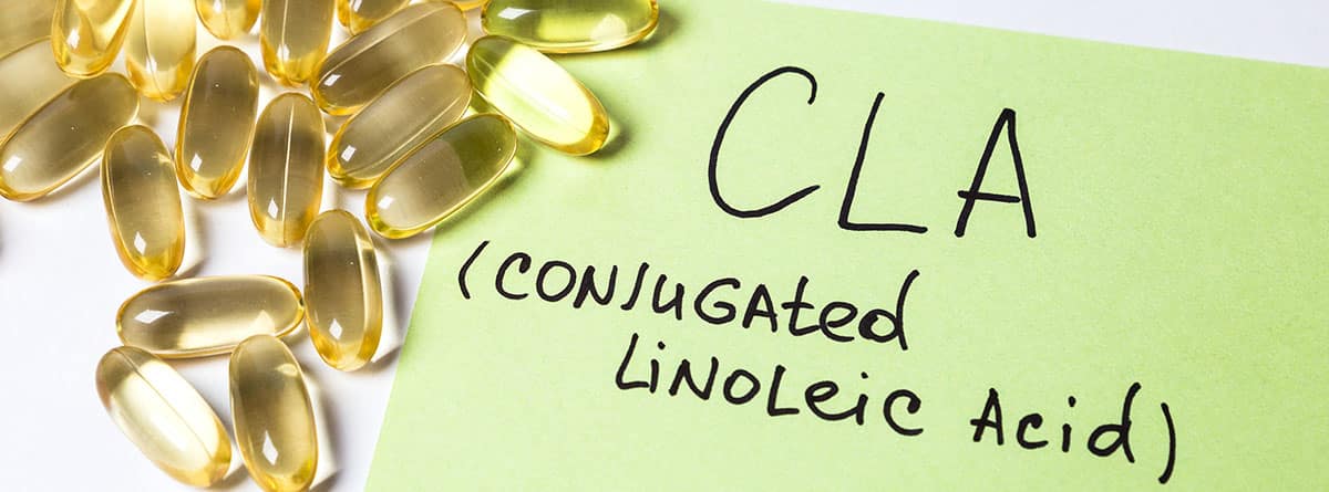 omega 6: ácido linoleico conjugado (CLA) en cápsulas de fondo blanco