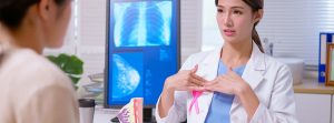 Diferencia entre ecografía y mamografía: mujer en la consulta de ginecología