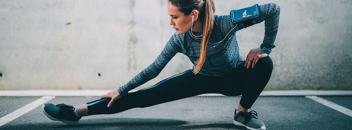 mujer deportista realizando estiramientos para fortalecer el psoas ilíaco