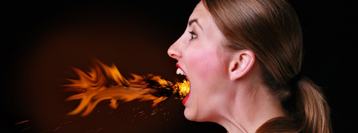 mujer joven echando fuego por la boca