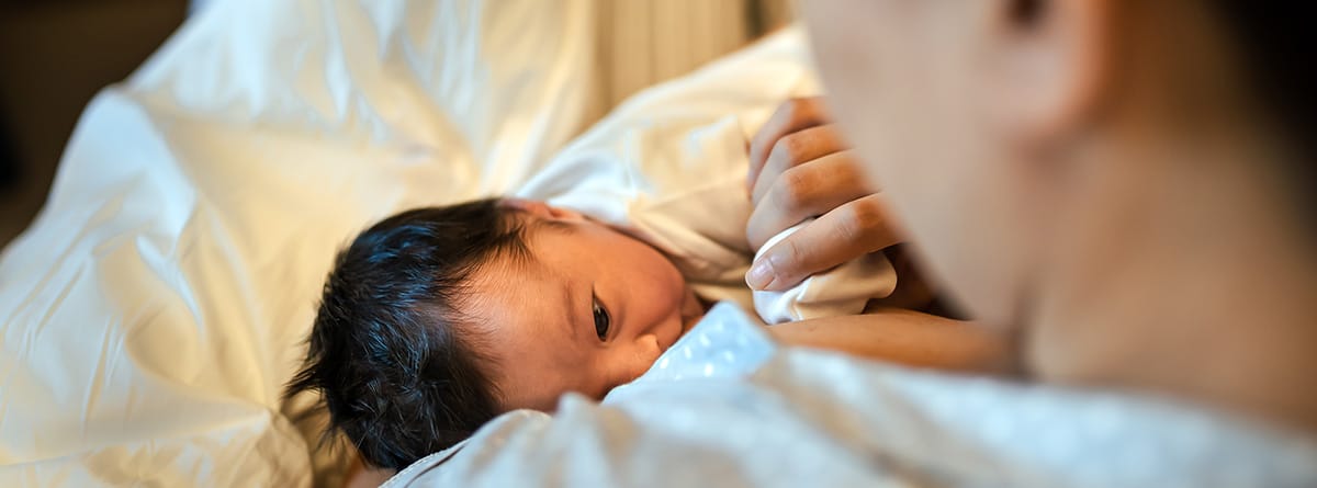 Madre amamantando a su bebé recién nacido 