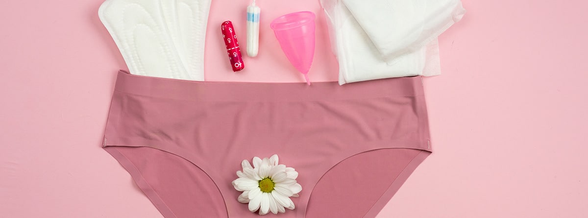 Ropa interior con equipo de protección para días críticos sobre fondo rosa.