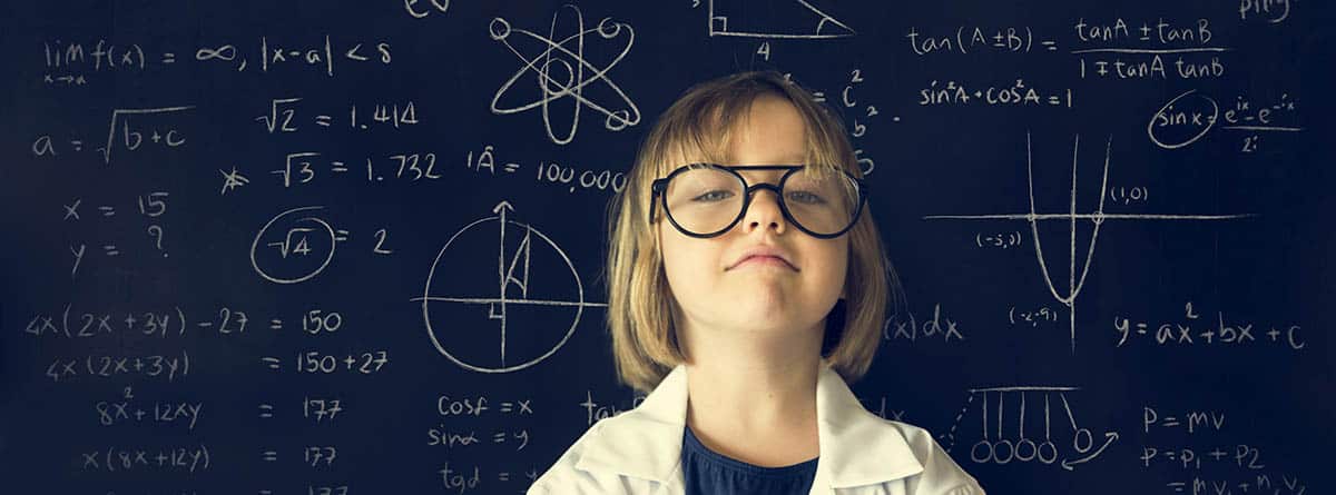 niña estudiante delante de una pizarra
