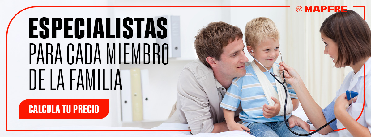 Padre con un niño con un brazo en cabestrillo siendo atendidos por una doctora. Especialistas para cada miembro de la familia