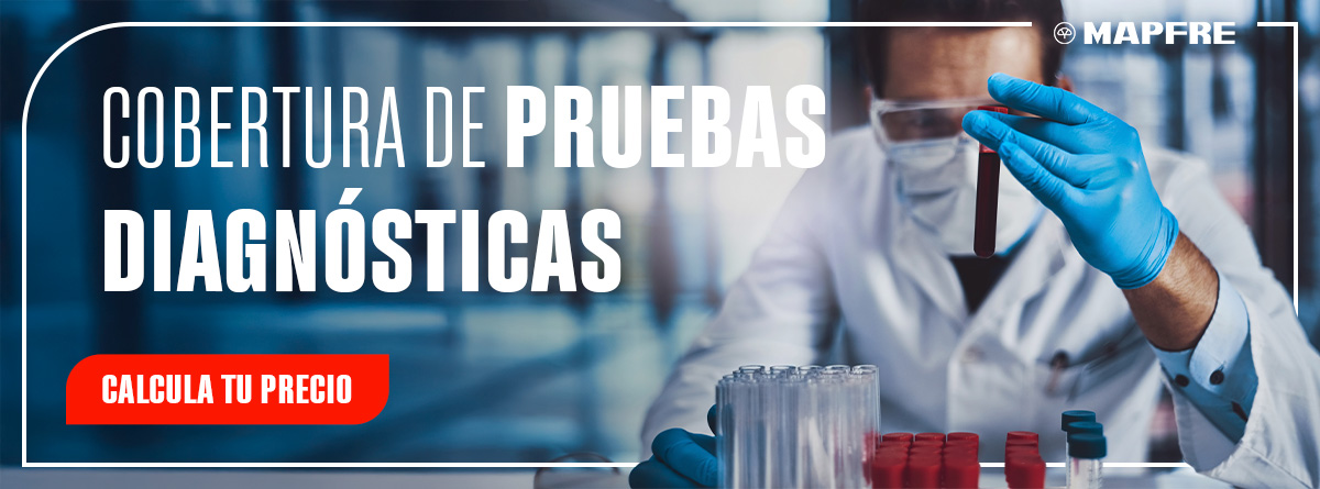 Profesional de un laboratorio mirando probeta. Cobertura de pruebas médicas