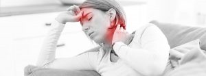Mujer con problemas de cervicales y cabeza
