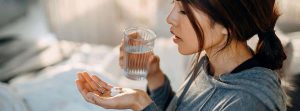 Mujer tomando unas pastillas