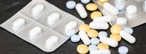 Diferentes tipos de pastillas sobre una mesa