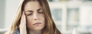 Mujer con dolor de cabeza