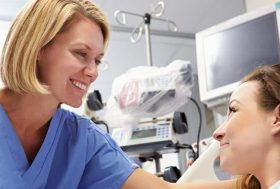 Médico atendiendo a un paciente
