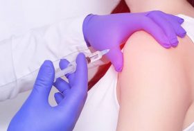 Hombro de una persona recibiendo una inyección de ozonoterapia