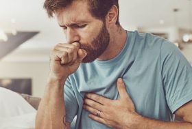 Hombre tosiendo, como si tuviera problemas respiratorios