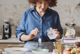 Mujer cocinando con alimentos saludables