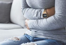 Persona con dolor de estómago