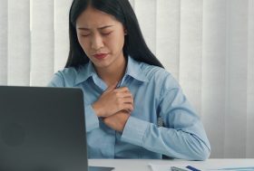 Mujer sufriendo un infarto