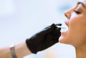 Mujer en consulta dentista