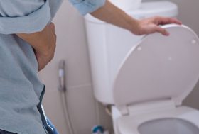 Mujer utilizando váter