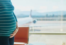 Mujer embarazada en el aeropuerto