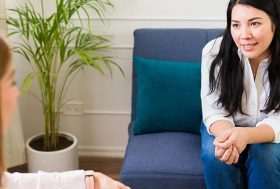 Mujer en sesión de terapia