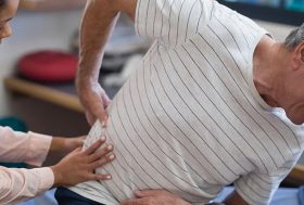 Hombre en consulta médica