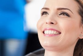 Mujer sonriendo en el dentista