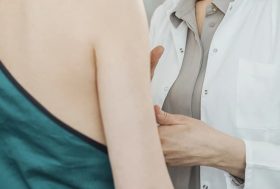 Mujer en reconocimiento médico