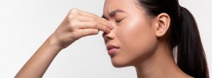 Mujer con dolor de nariz