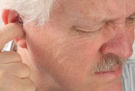 Hombre con dolor de oido