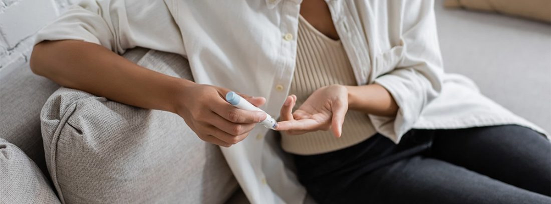 Mujer realizando prueba insulina