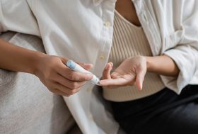 Mujer realizando prueba insulina