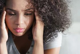 Mujer con migraña