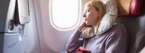 Mujer joven durmiendo en un avión