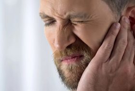 Hombre con dolor de oído