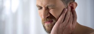 Hombre con dolor de oído