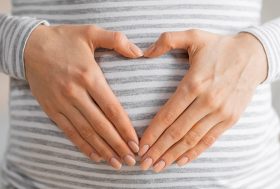 Mujer embarazada sujetándose la barriga