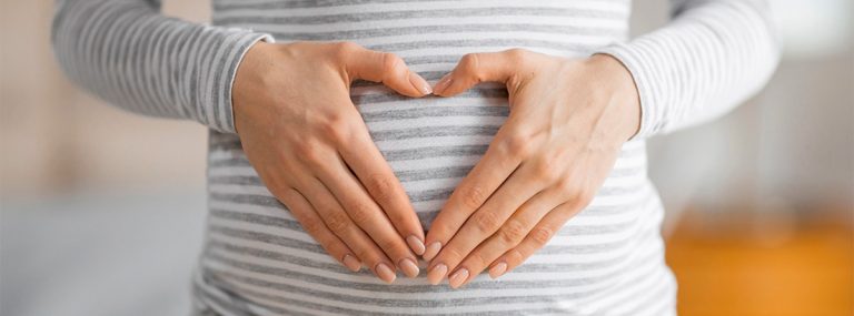 Mujer embarazada sujetándose la barriga