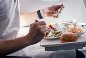 Pasajero de avión comiendo a bordo