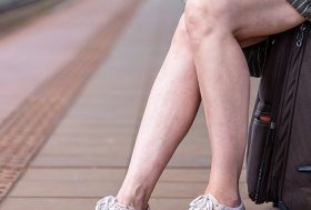 Mujer reposando sobre una maleta