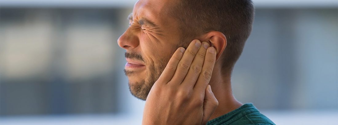 Hombre con dolor de oido