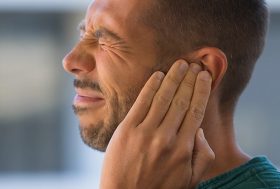 Hombre con dolor de oido