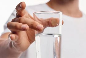 Hombre sosteniendo vaso de agua