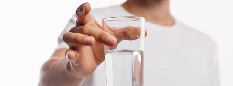 Hombre sosteniendo vaso de agua