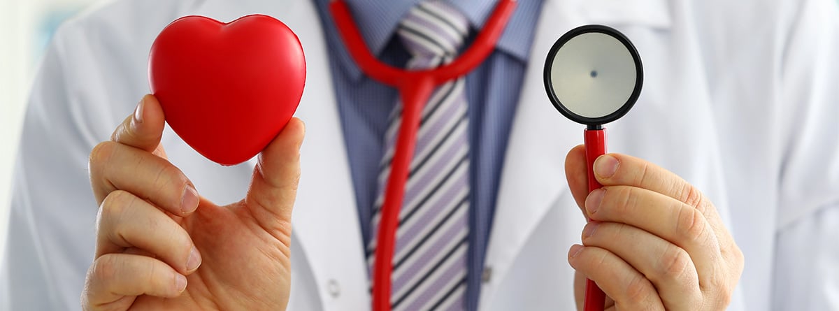 Marcapasos Cardiólogo con un estetoscopio y una maqueta de corazón