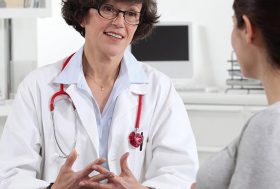 Mujer embarazada en consulta médica