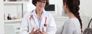 Mujer embarazada en consulta médica