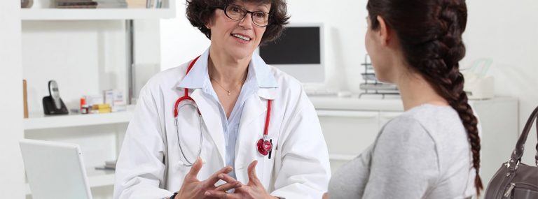 Mujer embarazada en consulta médica