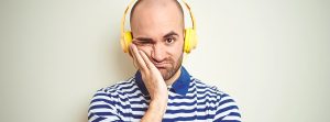 hombre con auriculares serio