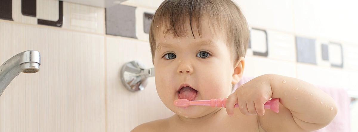 Bebé cepillándose los dientes